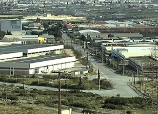 Αντιπαράθεση στη Βουλή για τα λουκέτα των επιχειρήσεων στον Βόλο