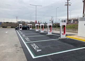 Σταθμός φόρτισης της Tesla στο Fashion City Outlet