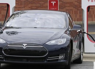 Tesla: ίδρυση ΙΚΕ και σταθμοί φόρτισης στην Κεντρική Ελλάδα