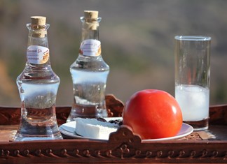 Αύξηση του Ειδικού Φόρου Κατανάλωσης στο τσίπουρο ζητά από την Ελλάδα η Κομισιόν