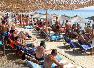 "Βουλιάζει" από τουρίστες φέτος η Σκιάθος - 61 αεροπλάνα μόνο το Σαββατοκύριακο