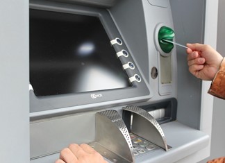 Τα ΑΤΜ από 8.650 το 2010 είναι σήμερα 5.300