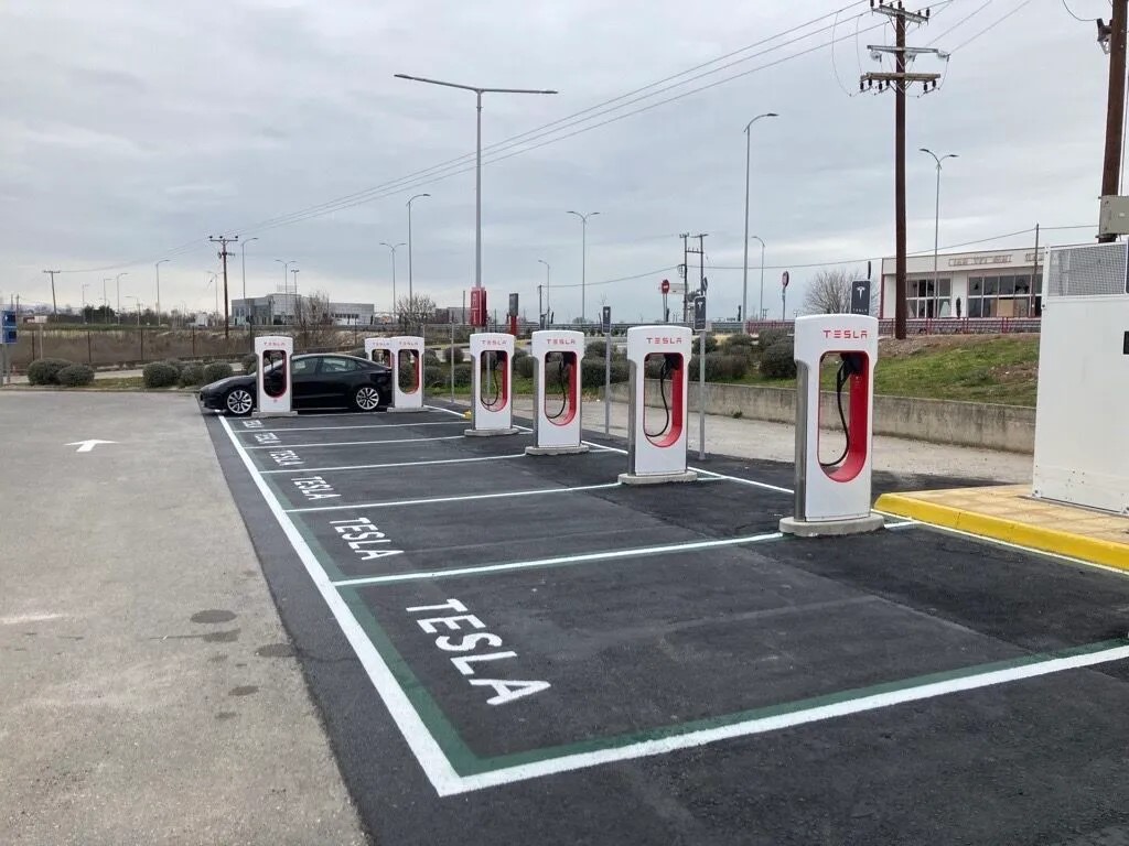 Σταθμός φόρτισης της Tesla στο Fashion City Outlet