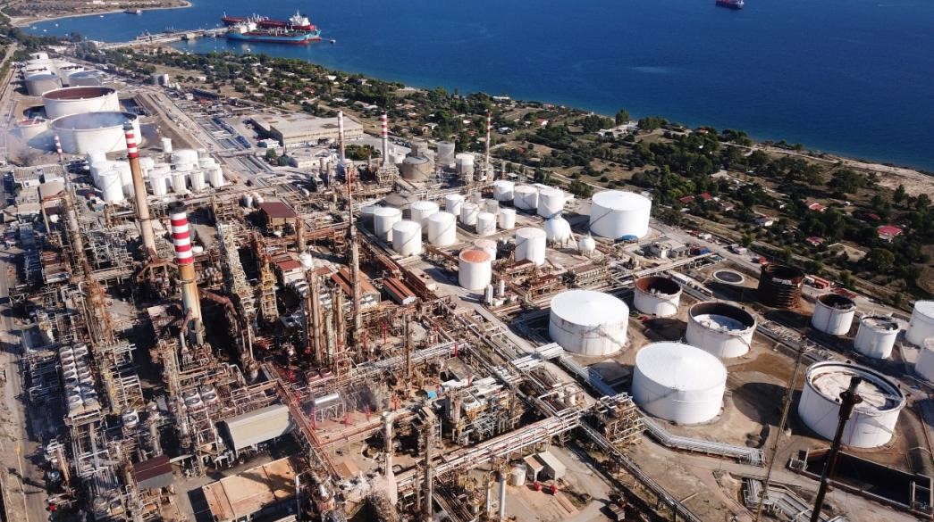Έκτακτη εισφορά σε ΕΛΠΕ και Motor Oil προτείνει η Ε.Ε.