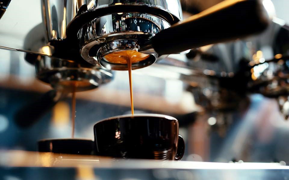 Μπλόκο στη μείωση του ΦΠΑ λόγω... καφέ