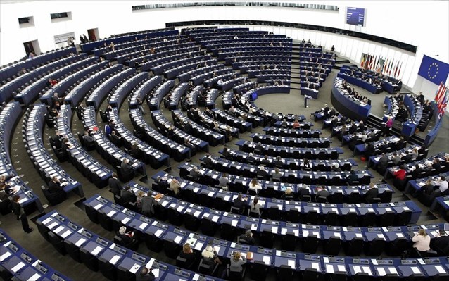 Οι ευρωβουλευτές καταδικάζουν τις ταξιδιωτικές απαγορεύσεις Τραμπ