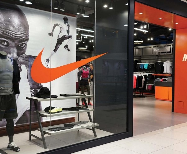 Μετά τη Λάρισα η Nike κόβει άλλα 90 σημεία πωλήσεων