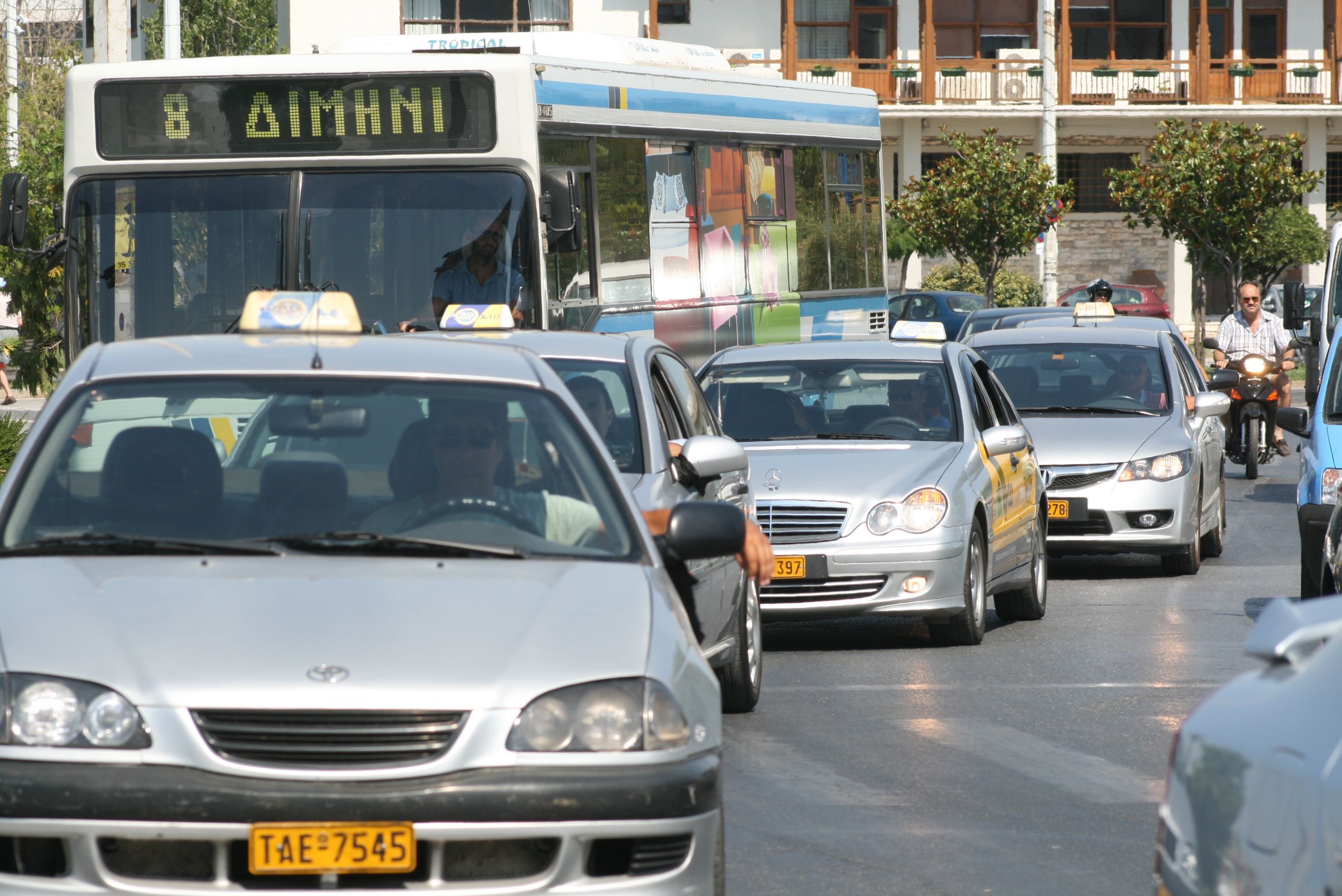 "Κλείνει" η αγορά των ταξί - Εξοβελίζονται οι ηλεκτρονικές πλατφόρμες