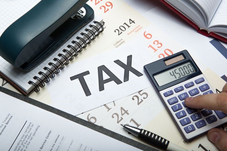 Πώς γλιτώνουν το τέλος επιτηδεύματος 900.000 επαγγελματίες
