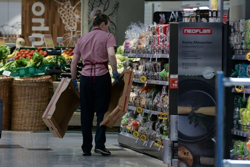 Ανοίγει ο δρόμος για καταστήματα και τις Κυριακές