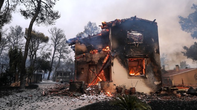 Ενισχύσεις έως 150.000 ευρώ για καμένα σπίτια